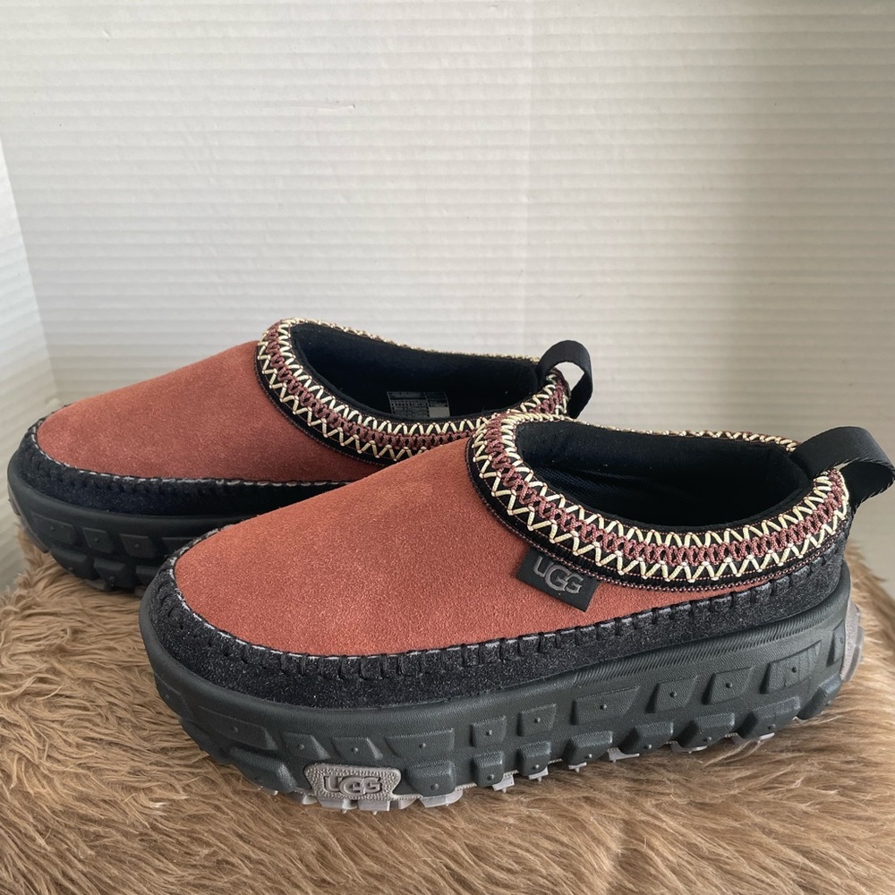 UGG VENTURE DAZE 
Slip-On Slippers
Size 7
Red Jasper/black
Very Good Condition